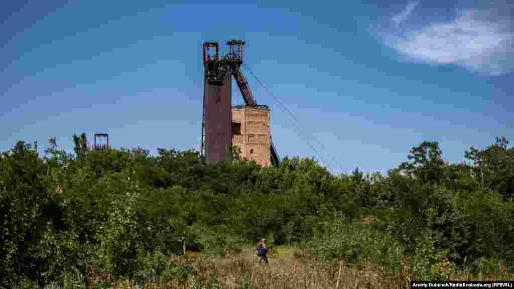 Тут вже тил. Сюди може вдарити лише ворожа артилерія. Йдемо до Торецька, проходячи повз шахту «Південна» на копрі якої написано ще радянський слоган - «МИРУ - МИР!»