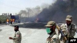 په بلوچستان کې د تېلو په يو ټانکر کې تر چاودنې وروسته چارواکي او ژغورونکي عمليات کوي ـ انځور له ارشيفه