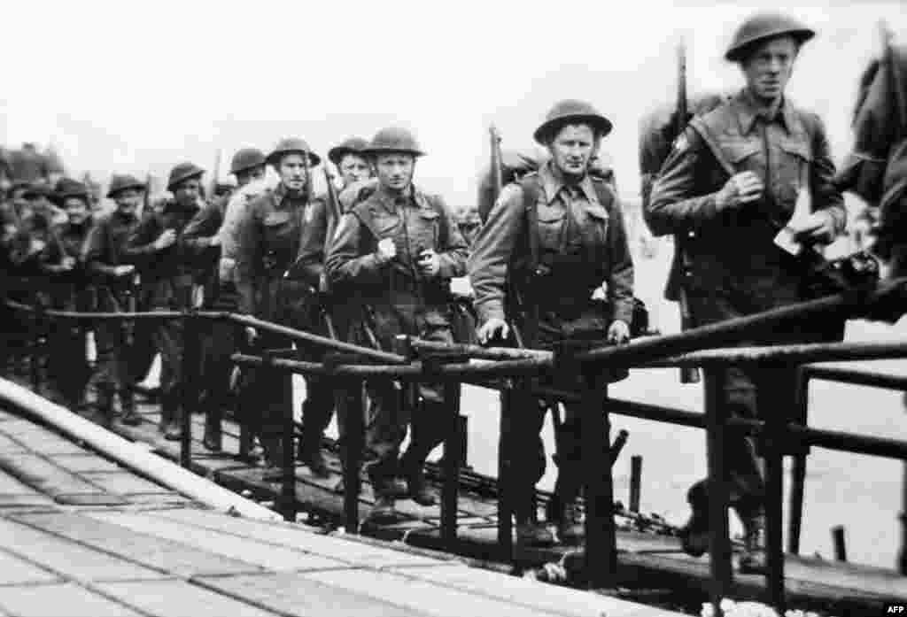Фото зроблено 5 червня 1944 року. Британські військові вирушають в Саутсі, Портсмут в Англії, до посадки на десантний корабель перед висадкою в Нормандії 6 червня 1944 року, коли союзні війська штурмували пляжі Нормандії у День «Д»