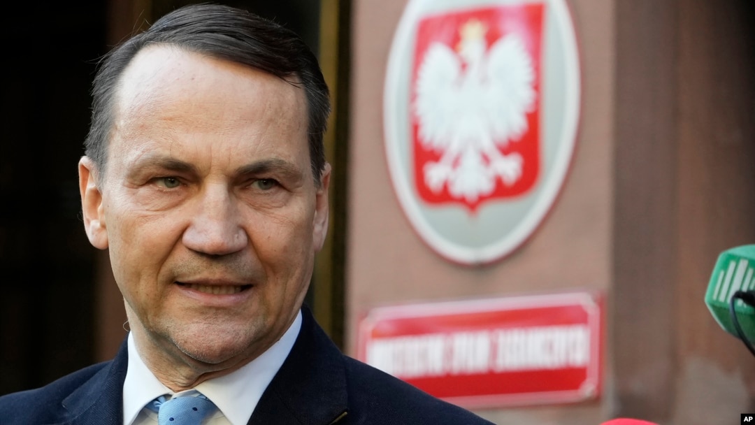 «Я розчарований, бо міністр закордонних справ України обіцяв мені поступ в цій справі до Дня всіх святих (1 листопада – ред.), але поступу немає», – сказав голова МЗС Польщі