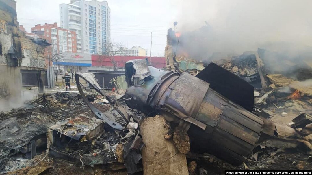 Залишки збитого російського бойового літака у житловому районі Чернігова, 5 березня 2022 року