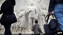 Барьельеф в переходе между станциями "Таганская". Москва, 15 мая 2025 года