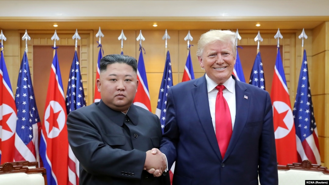 Лідер КНДР Кім Чен Ин (л) і президент США Дональд Трамп