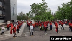 Членови на Сојузот на синдикати на Македонија се собраа денеска пред зградата на ССМ во центарот на Скопје облечени во црвени маички за да го одбележат 1 Мај.