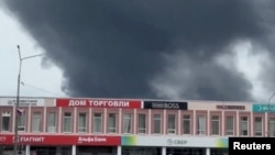 Ресейдің Мурманск облысында дрон шабуылынан кейін әуеге көтерілген түтін. 1 маусым, 2025 жыл.