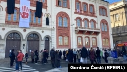Одавање почит на жртвите во Нови Сад пред Ректоратот на Универзитетот во Белград, 6 јануари 2025 година