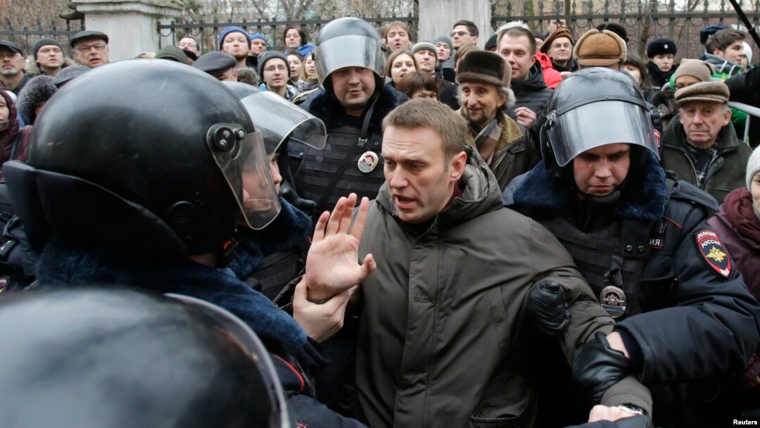 Задержание лидера российской оппозиции Алексея Навального у здания суда. Москва, 24 февраля 2014 года.
