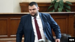 Criticii susțin că mogulul media și parlamentarul Delyan Peevski are o influență imensă asupra guvernului.