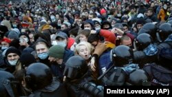 Сутички поліції з протестувальниками під час акції на підтримку опозиціонера Олексія Навального, Санкт-Петербург, Росія, 23 січня 2021 року