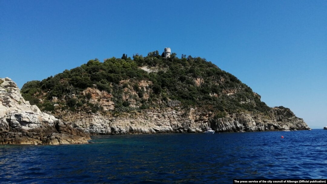 Краєвиди острова Ґаллінара в Лігурійському морі