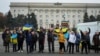 У центрі Херсона біля будівлі облдержадміністрації люди радіють звільненню міста від російської окупації та втечі російської армії. Херсон, 12 листопада 2022 року