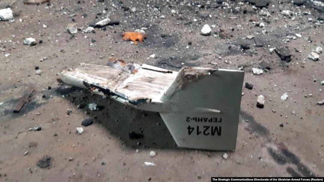 Dio bespilotne letjelice, koju ukrajinski vojni vrh opisuje kao iranski dron Shahed-136, koji je oboren u blizini grada Kupjanska u regiji Harkiv 