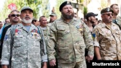Науковець, учасник війни на Донбасі Євген Дикий (посередині) під час Маршу ветеранів у День Незалежності України. Київ, 24 серпня 2019 року 