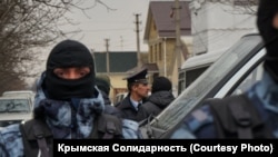 Російські силовики під час обшуків в анексованому Криму, 27 березня 2019 року