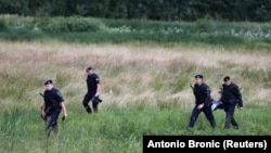 Hrvatski policajci u patroli u blizini granice 