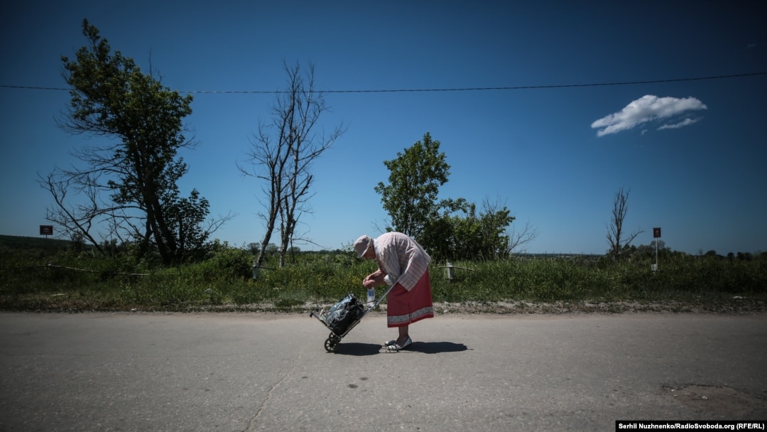 Женщина переходит с оккупированной территории на свободную, Станица Луганская, лето 2019 года 