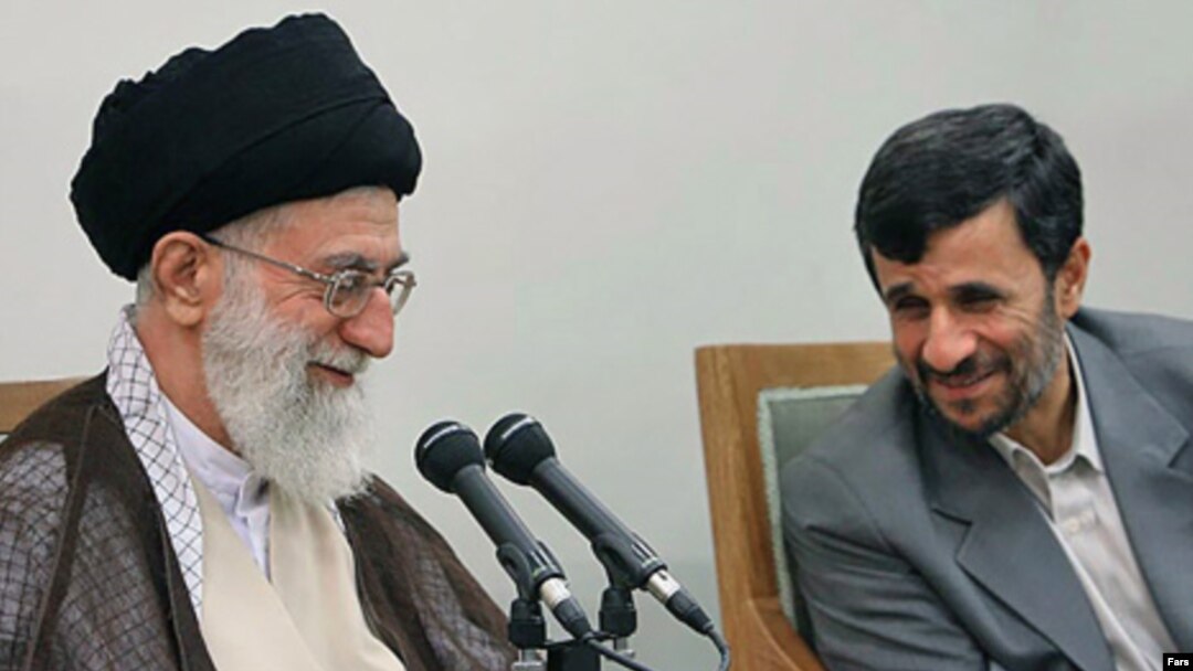 محمود احمدی نژاد (راست) همراه با آیت الله علی خامنه ای