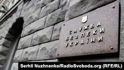 За даними джерела в СБУ, на заводі пролунало п’ять вибухів, попередньо відомо про ураження двох будівель, розпочалася пожежа