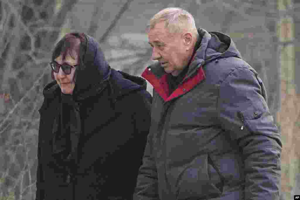 Navalny's parents, Lyudmila Navalnaya and Anatoly Navalny, arrive for the funeral ceremony.