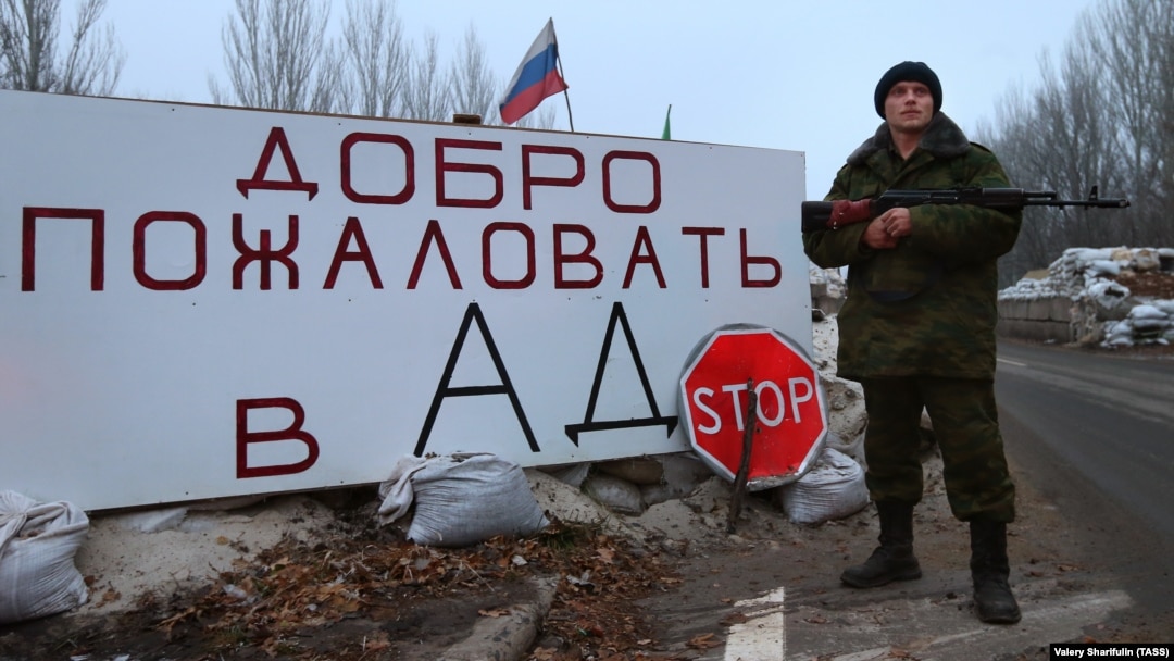 Громадяни і мешканці Чехії не раз їздили воювати проти України на Донбасі (на фото – бойовик російських гібридних сил на в’їзді до окупованої Горлівки, грудень 2014 року)
