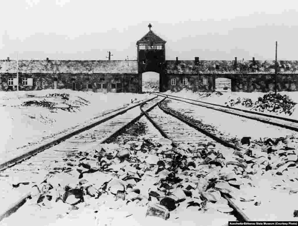 Большие ворота. Фото слева было снято в 1945 году сразу после освобождения лагеря. С тех пор здесь ничего не изменилось.