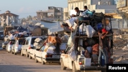 Refugiați palestinieni care au părăsit Rafah în fața amenințărilor israeliene, se îndreaptă spre Khan Younis. 6 mai 2024.