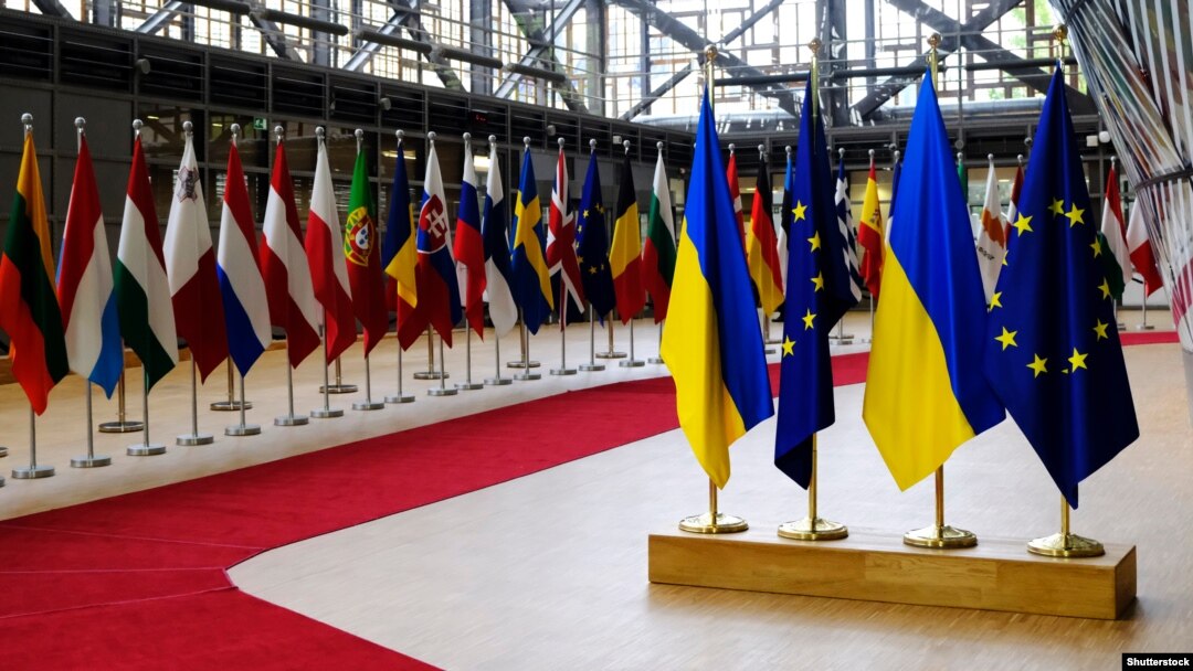 Прапори України і Євросоюзу в штаб-квартирі Європейської Ради. Брюссель, 24 травня 2018 року 