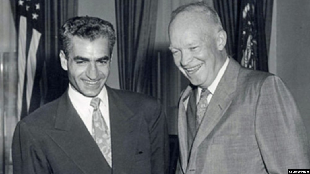محمد رضا شاه در کنار دوآیت آیزنهاور، رئیس‌جمهوری آمریکا در فاصله سالهای ۱۳۳۲ تا ۱۳۴۰