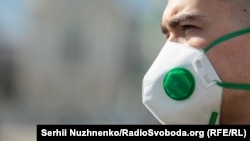 Масові заходи для понад 10 осіб заборонені, так само як і міжміські та міжобласні перевезення, робота розважальних закладів і планові операції