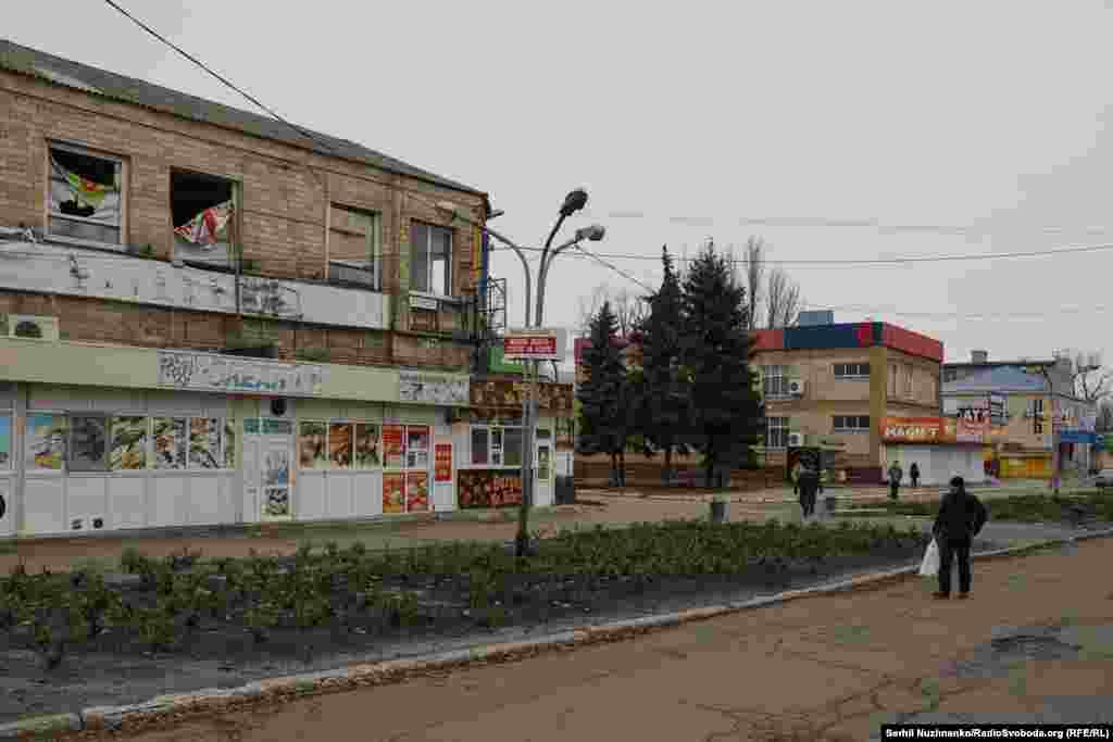 Grad polako oživljava dok nastavljamo šetnju, pojavljuju se ljudi koji nose vodu i hranu. U blizini radi improvizovana pijaca. Deluje skoro kao normalno zimsko jutro u provincijskom istočnom gradu, samo tutnjava obližnjih eksplozija stalno podseća na situaciju u Pokrovsku. 