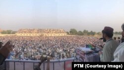په بنو کې د پښتون ژغورنې غورځنګ جلسې ته یې مشر منظور پښتین وینا کوي. ۲۹م اکتوبر ۲۰۱۸