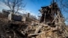 Зруйнований будинок і воронка від &laquo;приходу&raquo; снаряду калібром 152-мм