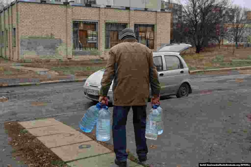 Anton je došao po vodu na svoj slobodan dan. On je evakuisao svoju porodicu, ali je ostao da radi u rudniku u Pokrovsku koji je još bio u funkciji početkom decembra. "Mislim da svi razmišljaju o odlasku. Samo oni koji čekaju (rusko preuzimanje) nisu", kaže on. "Nadam se da će ih (ukrajinska vojska) oterati i da možemo da nastavimo da živimo ovde."