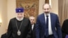 სომხეთის პატრიარქის, გარეგინ II-ის შეცვლა პრემიერ-მინისტრ ნიკოლ ფაშინიანს თავიდანვე სურდა. ფოტოზე: შეხვედრა 2018 წლის ნოემბერში, როცა ფაშინიანი ხელისუფლებაში მოვიდა. 