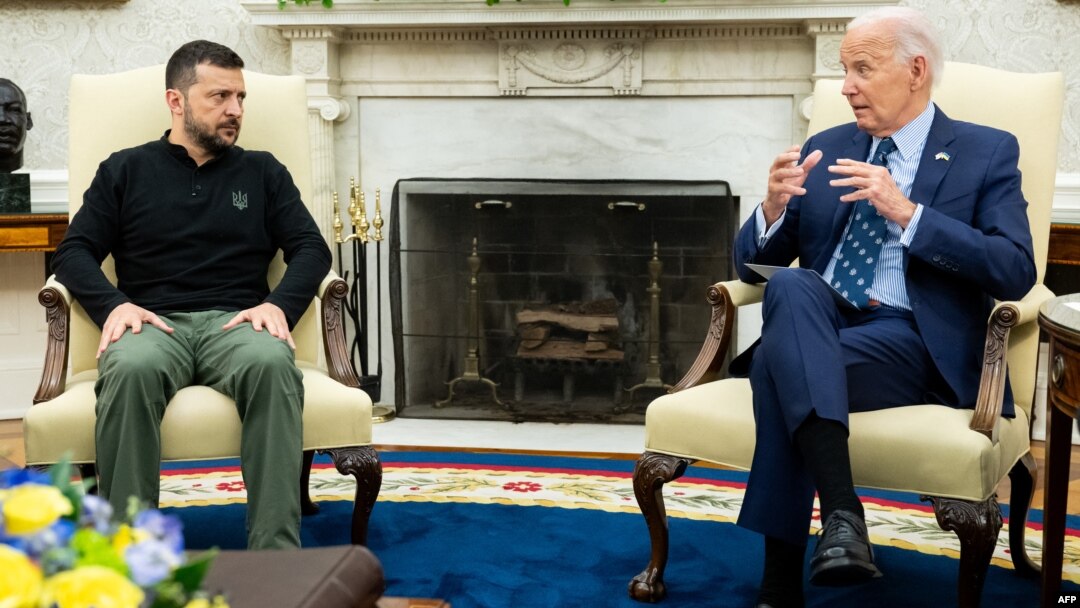 U.S. President Joe Biden (right) meets with Ukraine's President Volodymyr Zelenskiy in the Oval Office on September 26.