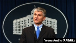 Zoran Đinđić na konferenciji za novinare u Beogradu, 25. decembar 2002. Foto: Vesna Anđić