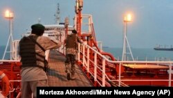عکس آرشیوی از یورش نیروهای سپاه پاسداران به یک کشتی خارجی در خلیج فارس