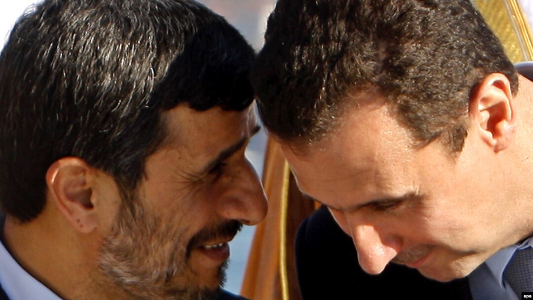 بشار اسد (راست) رییس جمهور سوریه همراه با محمود احمدی نژاد، همتای ایرانی اش.