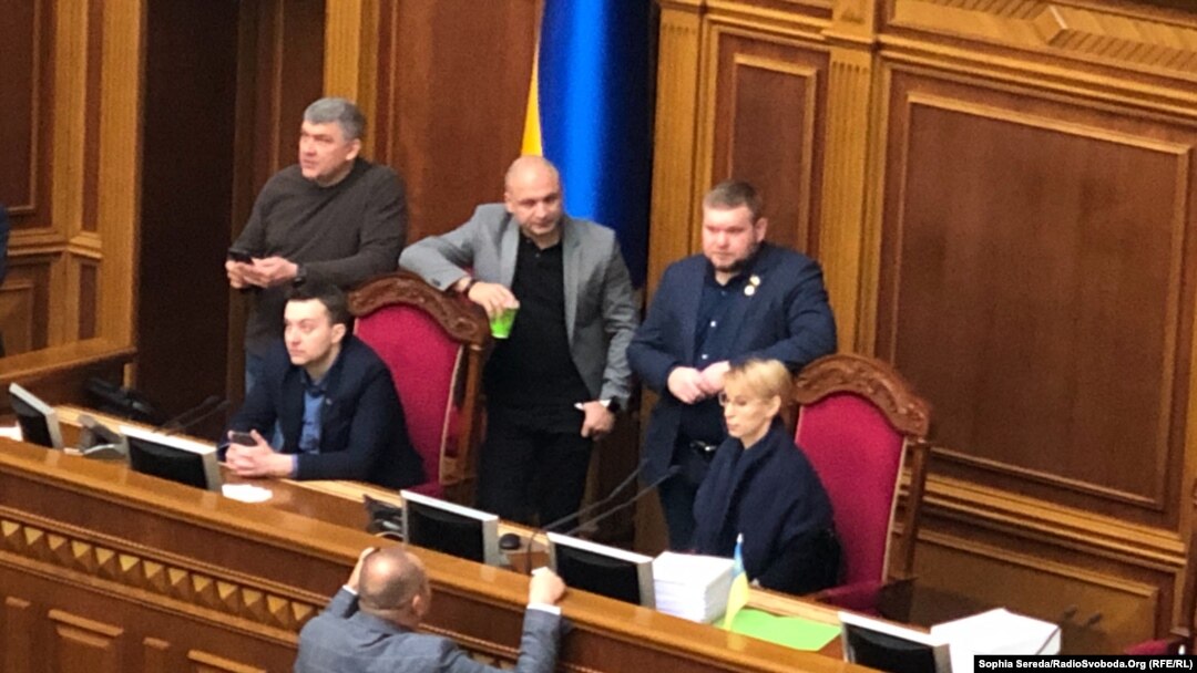 Члени владної фракції «Слуга народу» зранку 7 лютого чергують біля трибуни та президії Верховної Ради