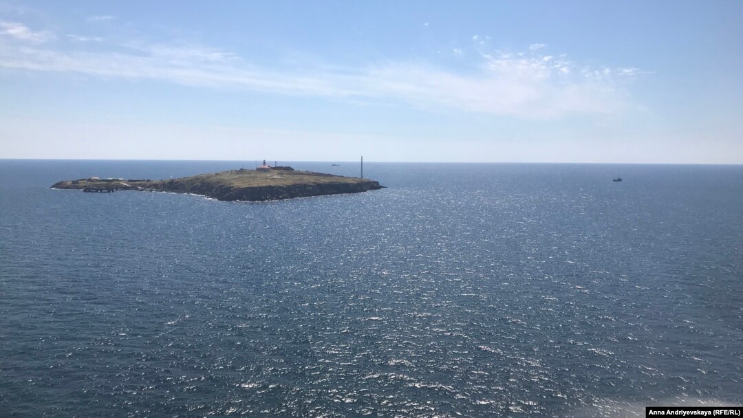Російські військові кораблі захопили українське рятувальне судно «Сапфір» 26 лютого під час виконання гуманітарної місії в районі острова Зміїний