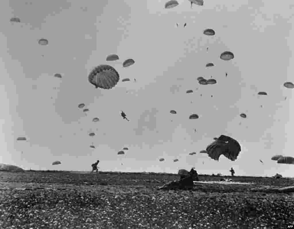 На цьому фото, зробленому 6 червня 1944 року, десантники союзних військ висадилися на узбережжі Ла-Манша після того, як союзні війська штурмували пляжі Нормандії під час Дня «Д» 