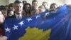 Hašim Tači sa zastavom Kosova