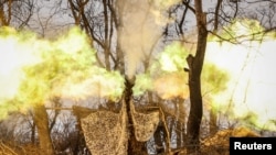 Військовослужбовці 24-ї механізованої бригади імені Короля Данила ЗСУ ведуть вогонь із самохідної гаубиці М109 «Паладин» поблизу міста Часів Яр Донецької області, Україна, 28 лютого 2025 року