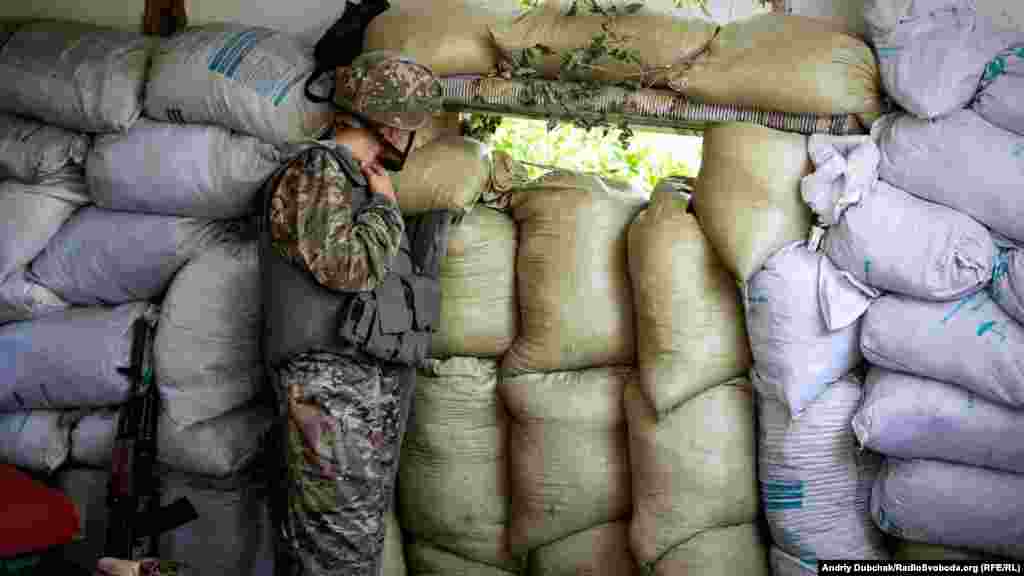 Скрізь по околиці села розташовані вогневі і спостережні точки українських військових. Це одна з них. Стріляти можуть щомиті, і періодично під час нашої «прогулянки» селом чути автоматні та кулеметні черги, рідше вибухи