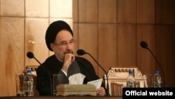 محمد خاتمی گفته است شرکت در انتخابات با لیست دادن فرق دارد. 