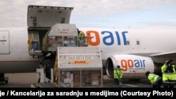 Вакцините од Фајзер и Бионтек вчера пристигнаа на белградскиот аеродром