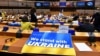 «Це забезпечить правову певність тим, хто користується тимчасовим захистом, і державам-членам, гарантуючи, що ті самі стандарти захисту продовжуватимуть застосовуватися по всьому ЄС», – йдеться в заяві Єврокомісії.