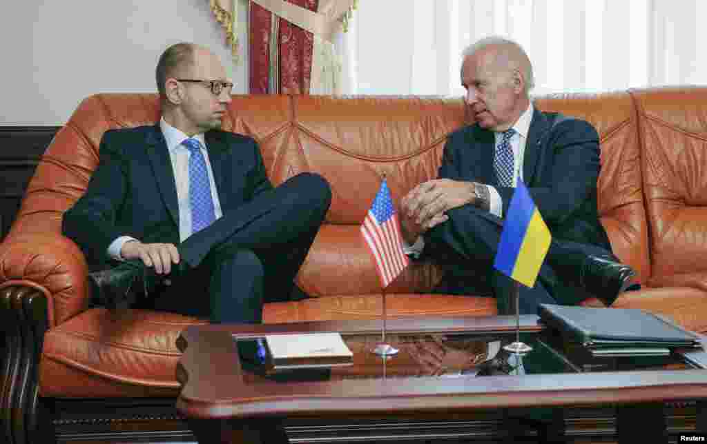 Прем’єр-міністр України Арсеній Яценюк (ліворуч) і віце-президент США Джозеф Байден, Київ, 22 квітня 2014 року 