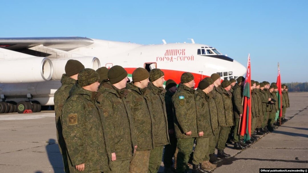 Група білоруських військових перед відправкою на збори в одному з центрів бойової підготовки в Росії, 18 жовтня 2024 року, ілюстративне фото