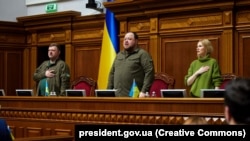 Голова Верховної Ради України Руслан Стефанчук (посередині), перший заступник спікера парламенту Олександр Корнієнко (ліворуч) і заступник спікера Олена Кондратюк. Київ, 3 травня 2022 року